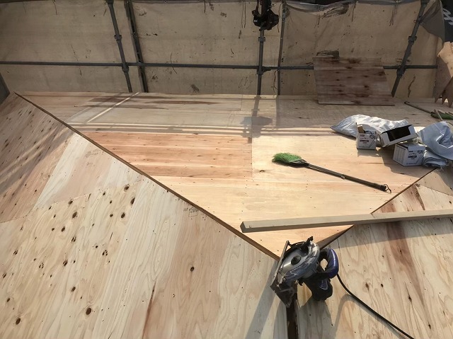 パズルの様に組み合わせていく野地板