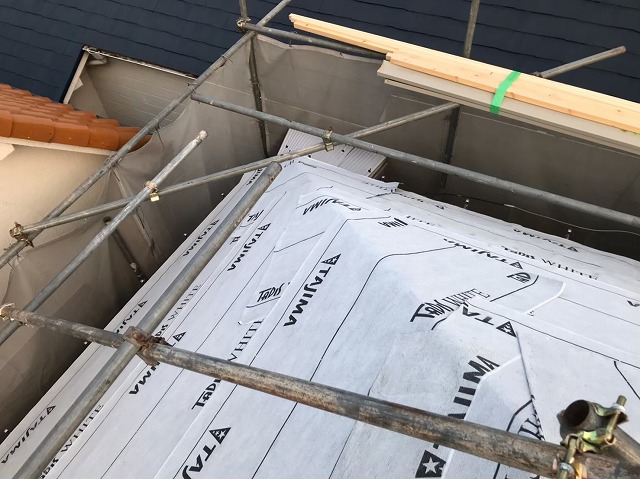 御所市の入母屋屋根の防水紙設置