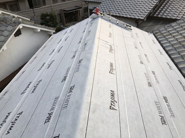 奈良市の屋根下地にルーフィング（防水紙）設置