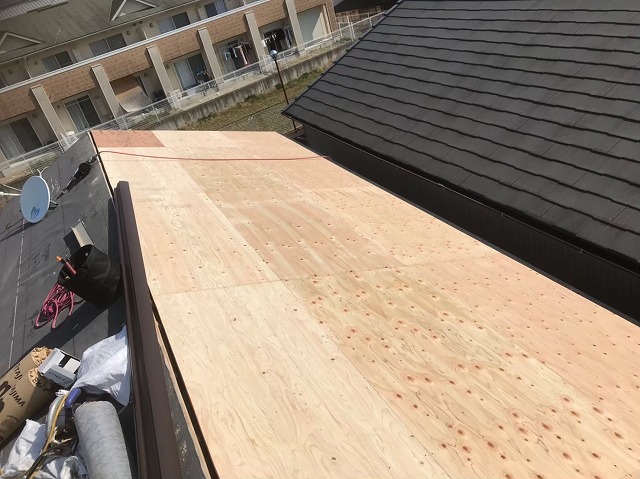 香芝市でかさ上げ作業終了後野地板設置