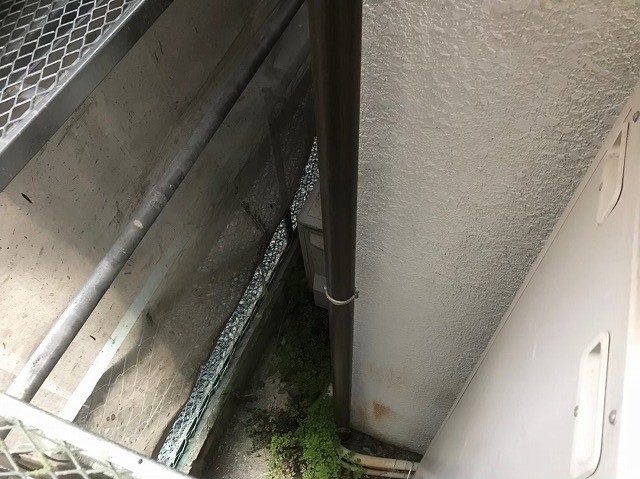 生駒市で雨樋工事にて竪樋の様子