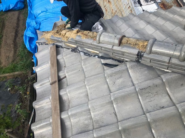 御所市で隅棟の補修作業