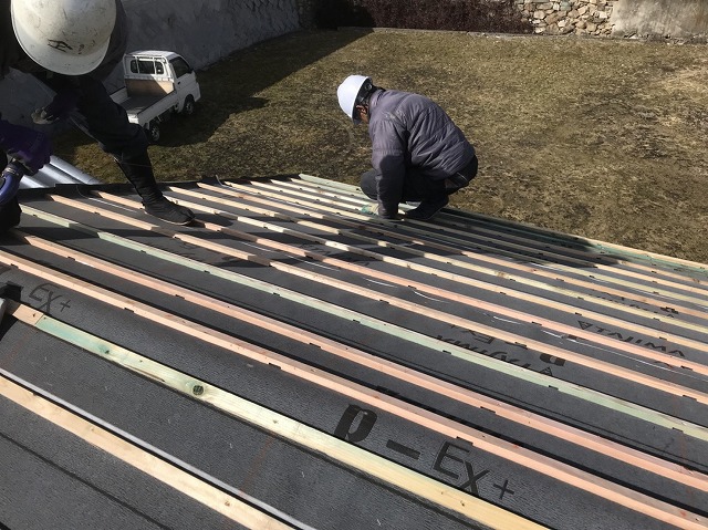 大和郡山市の葺き替え工事で瓦桟木設置