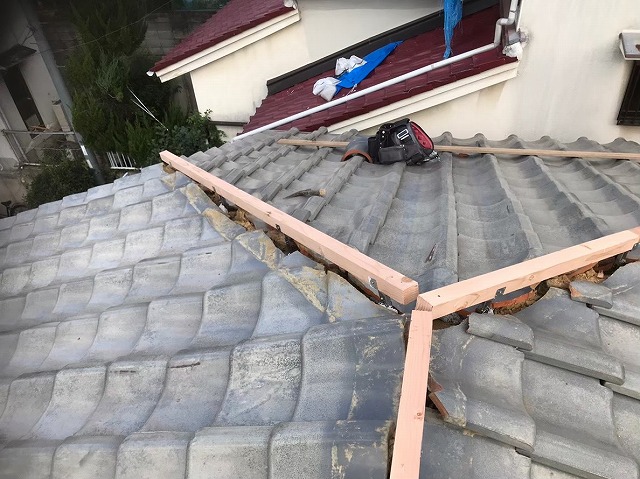 葛城市　雨漏り瓦屋根　棟芯設置
