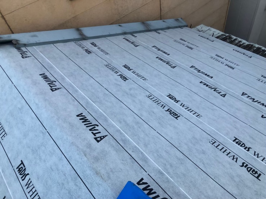 奈良市の切り妻屋根に防水紙（ルーフィング）を張り付け