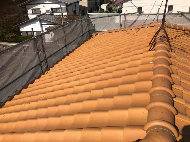 オレンジ色の劣化した和瓦