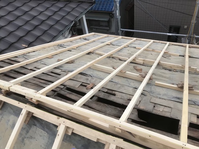 王寺町で補強垂木を設置