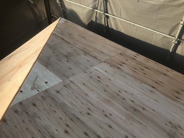 斑鳩町で増し張り作業