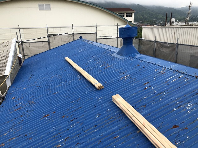 王寺町の青いスレート波板