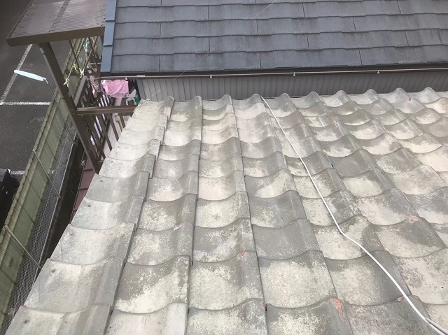 様々な色の釉薬瓦屋根