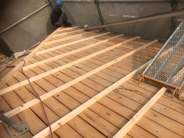 野地板を垂木で補強