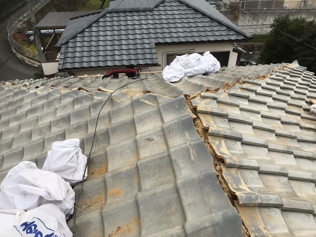 葛城市　雨漏り棟瓦　棟瓦撤去