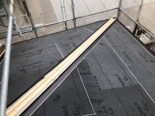 棟板金の下地設置と足場