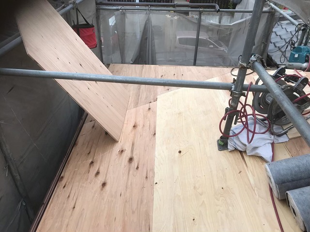 下屋の野地板の増し張り