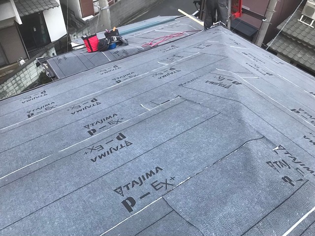 改質アスファルトの防水紙を設置