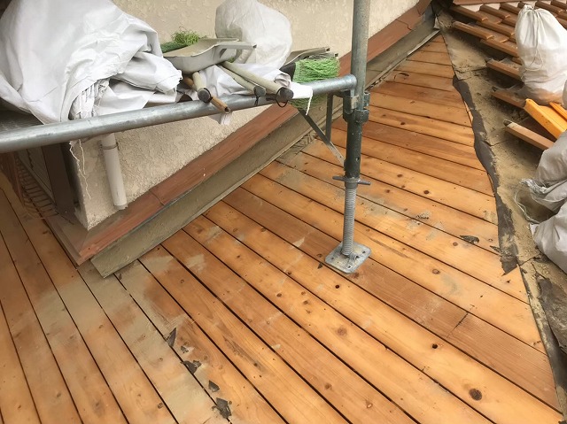 葺き土の撤去で見えてきた野地板の劣化