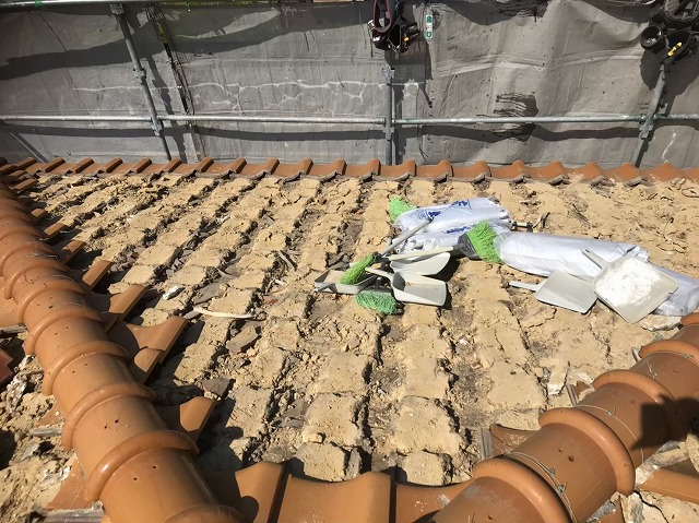 瓦と葺き土の撤去