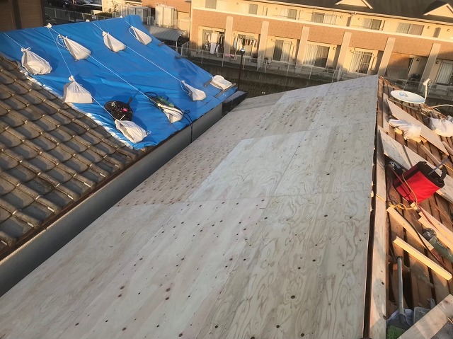 不陸調整作業後上から構造用パネル設置