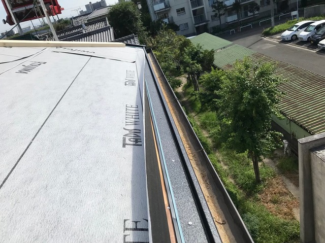 野地板の上に防水紙設置軒先