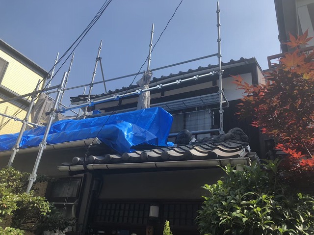 王寺町の歪んでいる粘土瓦屋根の様子