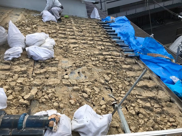 奈良市　長屋の釉薬瓦屋根　瓦撤去