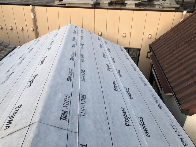 奈良市の屋根下地にルーフィング（防水紙）設置