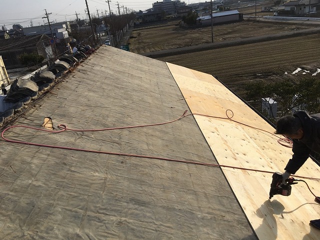 香芝市の和瓦屋根の野地板貼り