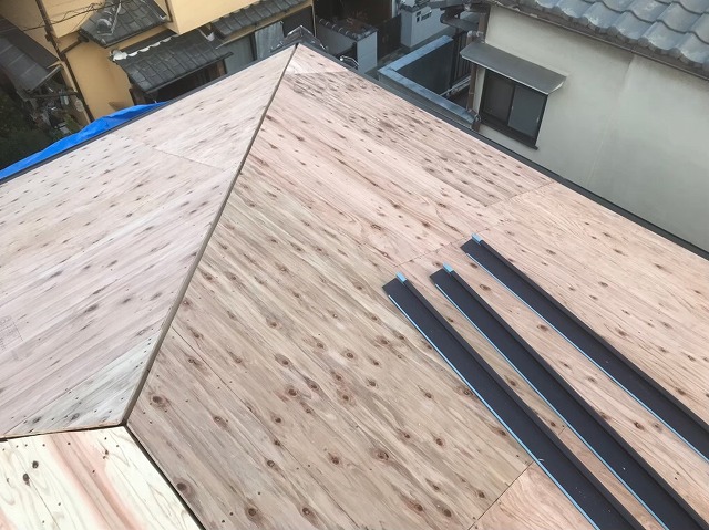 野地板の増し張り構造用合板使用