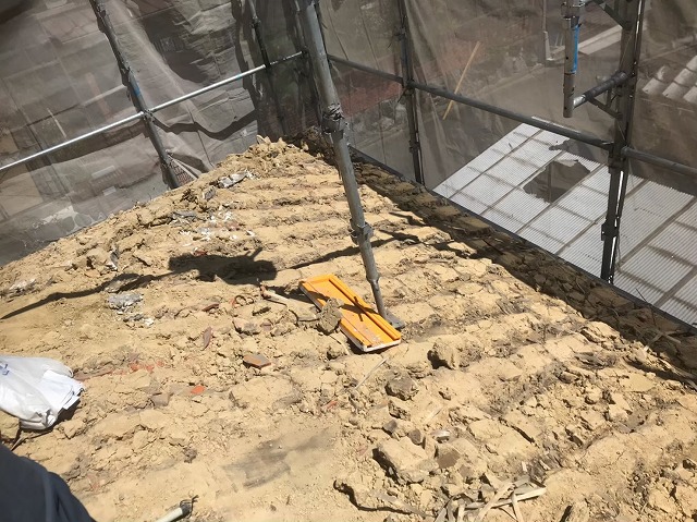 下屋の葺き土と土のう袋