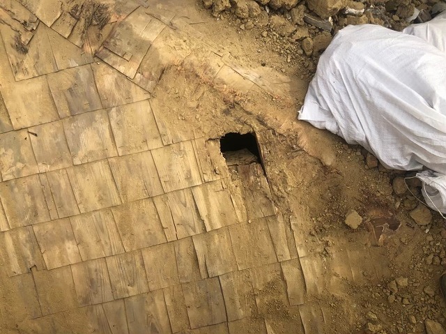 一部陥没した古い野地板