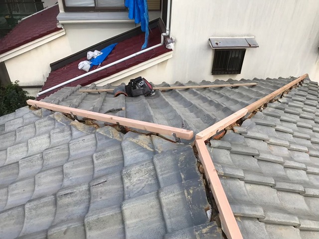 葛城市　雨漏り瓦屋根　棟芯設置
