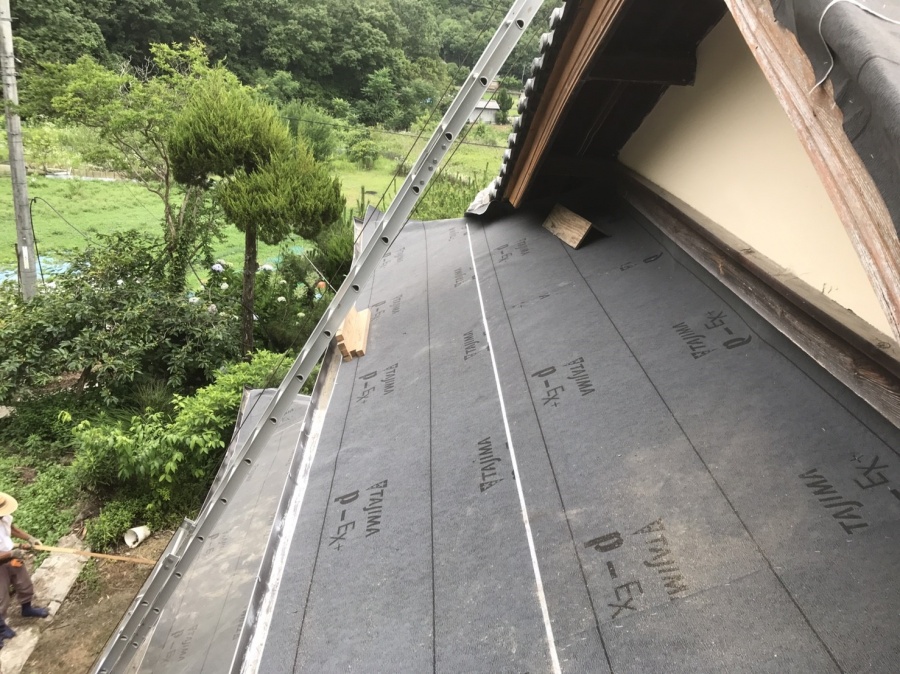 ルーフィングを張った屋根の様子