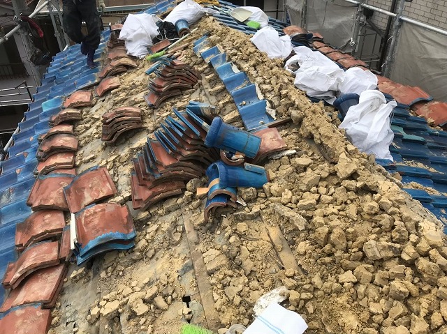 和瓦の撤去で見えてきた土葺き