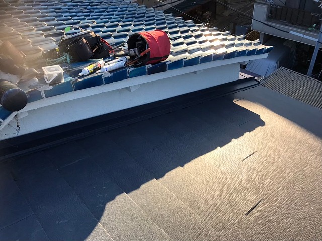 奈良市の長屋の隣の屋根との取り合い