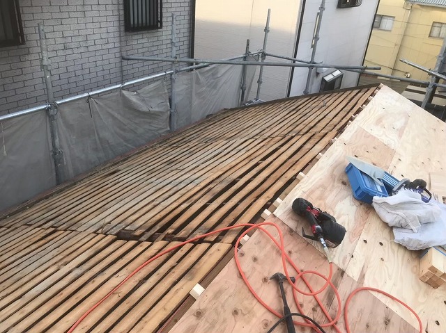 野地板の増し張り右側