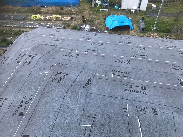 改質アスファルトの防水紙を設置