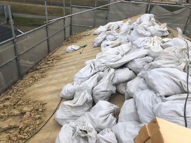 たくさんの砂袋と野地板