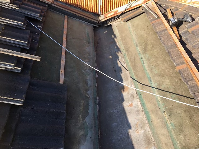 葛城市の雨漏りの谷板金