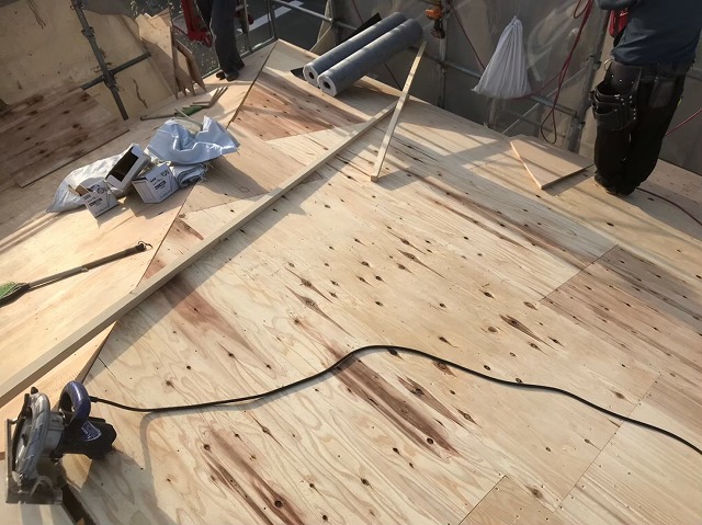 パズルの様に組み合わせていく野地板