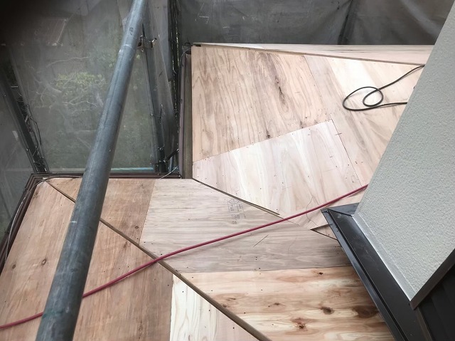 下屋の野地板の増し張り