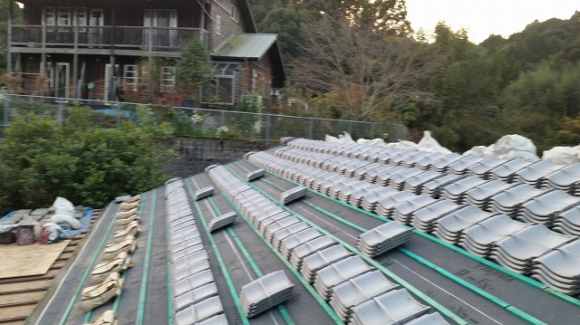 瓦を葺いていく準備中