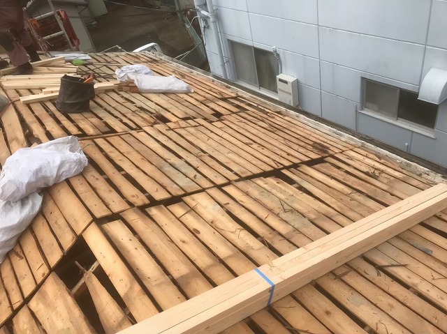 葛城市　釉薬瓦　撤去