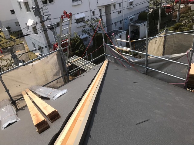 屋根面ごとにガルテクト設置