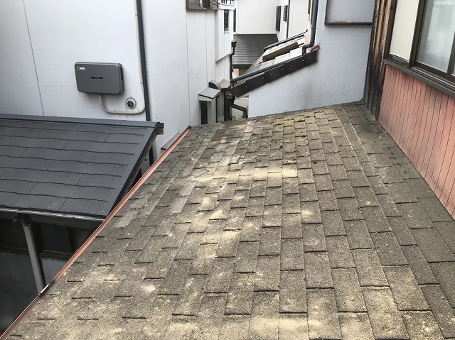 工事前のコケが発生しているアスファルトシングル屋根