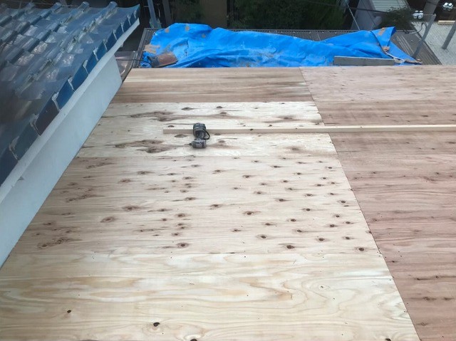 奈良市の瓦屋根に新しい野地板貼り