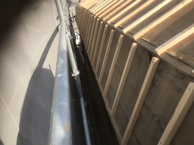 斑鳩町で急勾配屋根の不陸調整作業