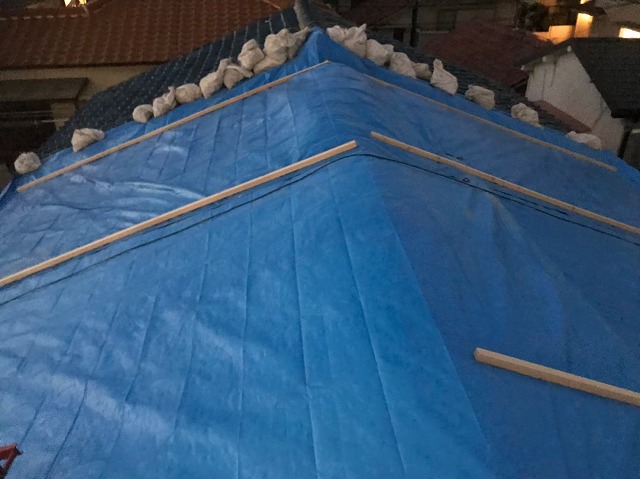 奈良市　長屋の釉薬瓦屋根　雨養生