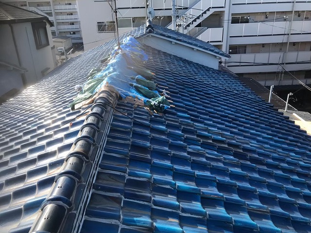 奈良市の長屋の雨漏りの青色釉薬瓦屋根