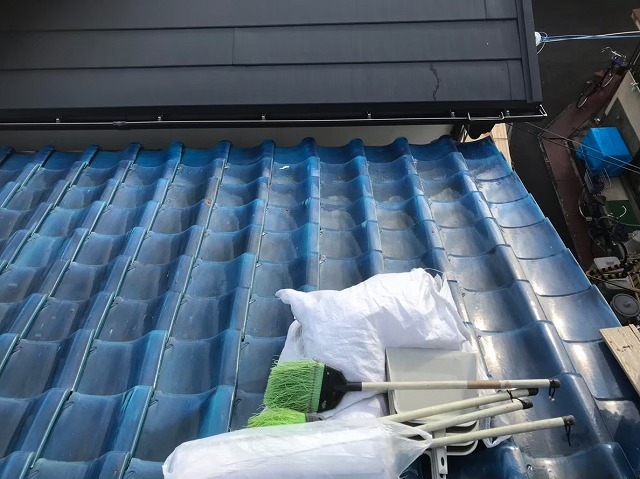 青い釉薬瓦の葺き替え