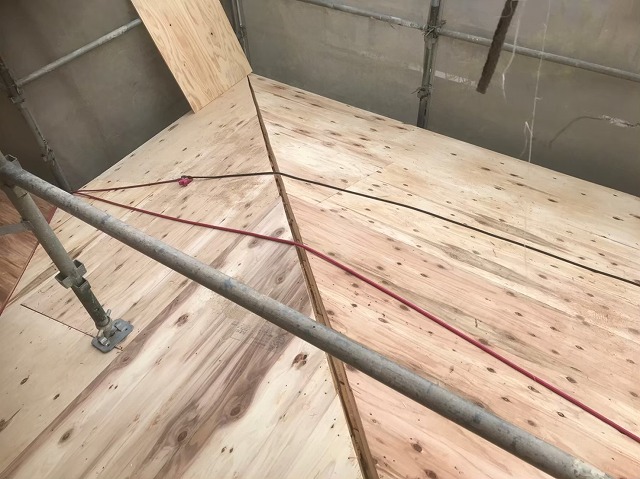 垂木の上に野地板の増し張り